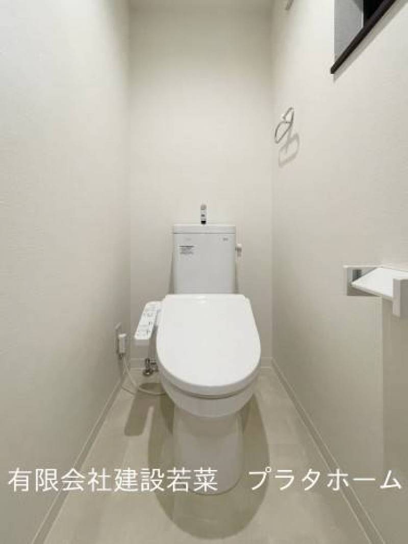 温水洗浄便座付きで、清潔感のあるトイレです