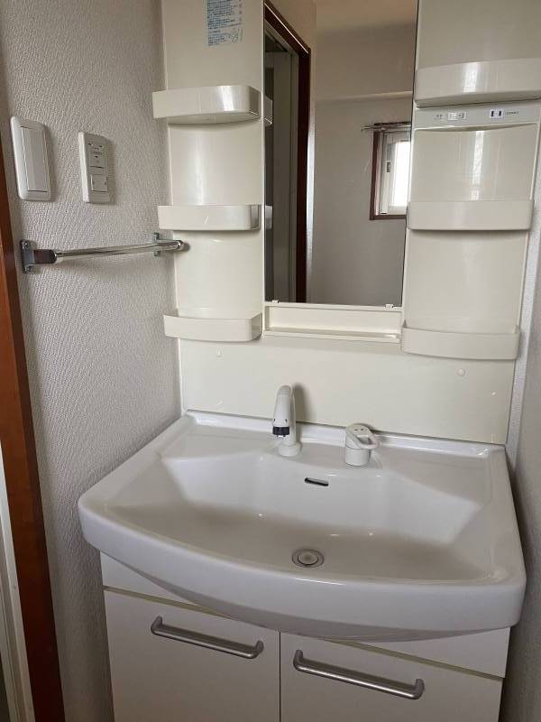 シャワー付き独立洗面台です。