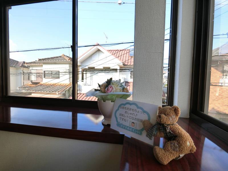 出窓のある２階のお部屋です！観葉植物や小物を飾れます！