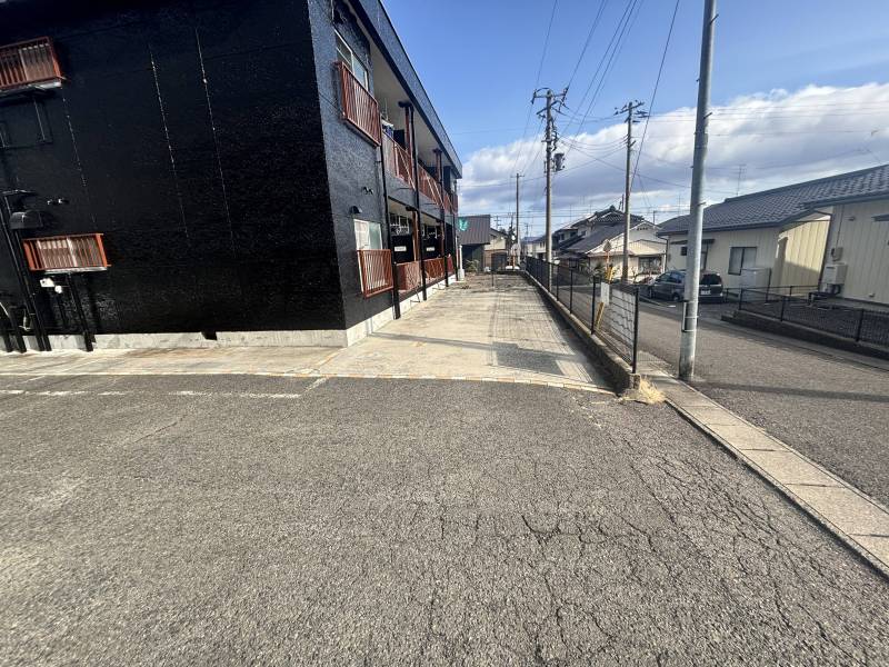 黒と茶色が人気です。
駐車場もご用意できます