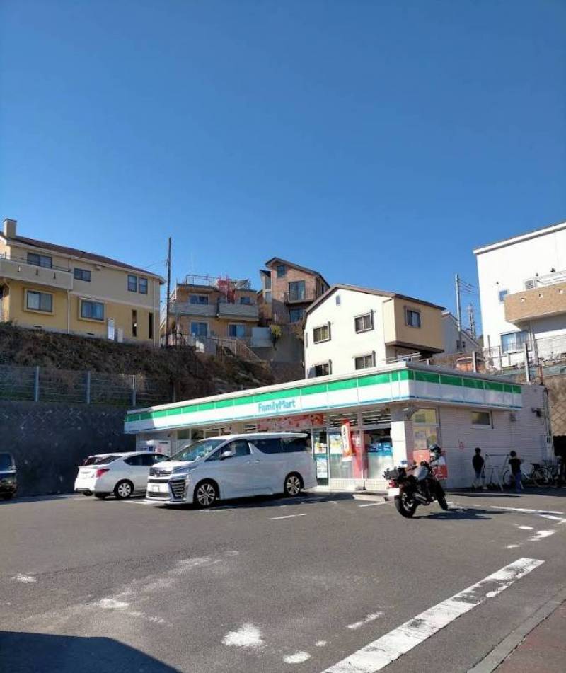 コンビニ ファミリーマートン 湘南港が丘店まで400m