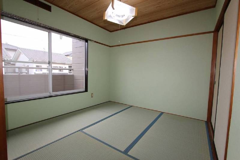 和室は、新品の壁クロス　畳は表替です。