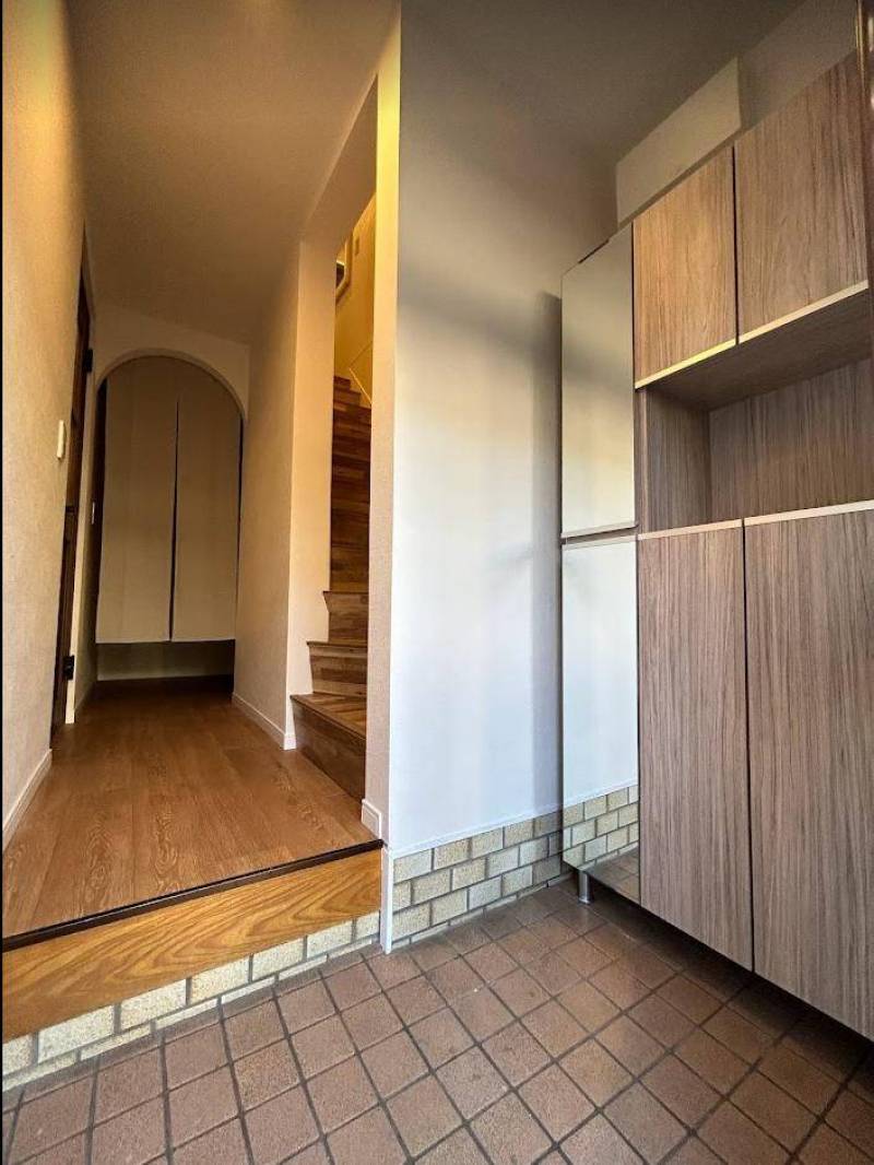 玄関にはミラー付きの大容量下駄箱が設置されています