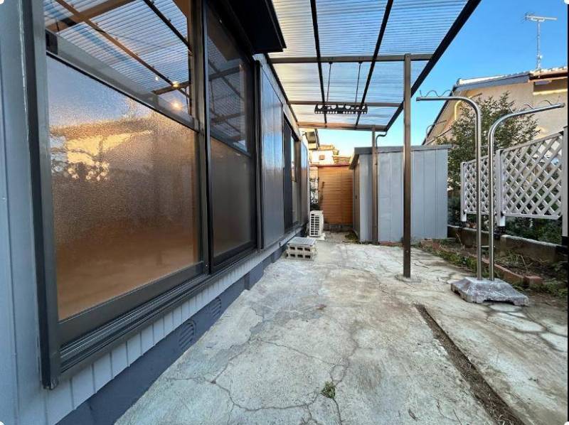 庭にはテラスと物置があり花壇も利用できます