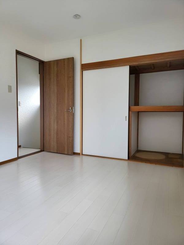各部屋、洋室、鍵付き。火災警報器付き。