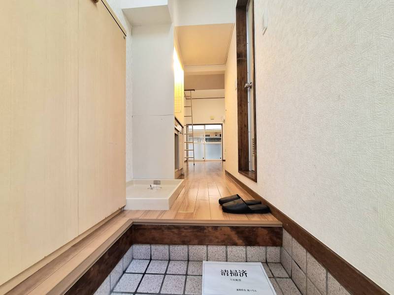 玄関から見た全体