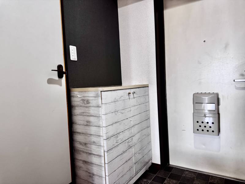 広めの玄関で大きなシューズボックスがあります。