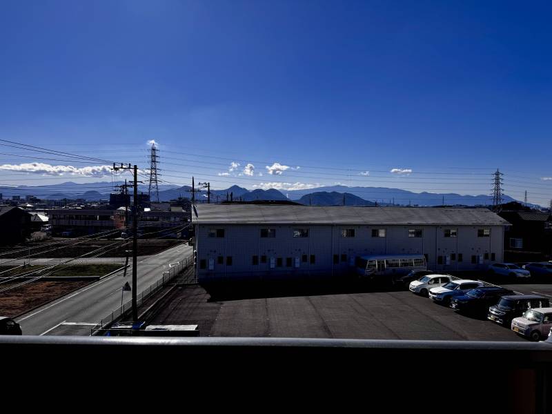 ベランダは日当たりもよく眺望もとても良いです。