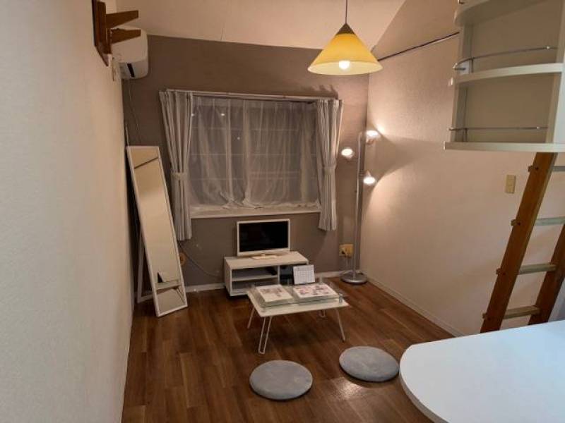 とても明るく出窓もあってオシャレな空間です♪