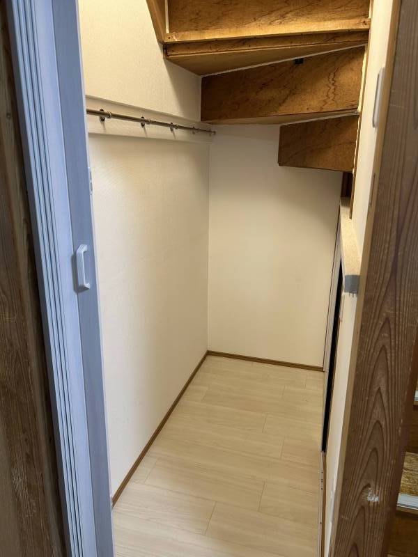 階段したの収納も広々(隠れ収納あり)