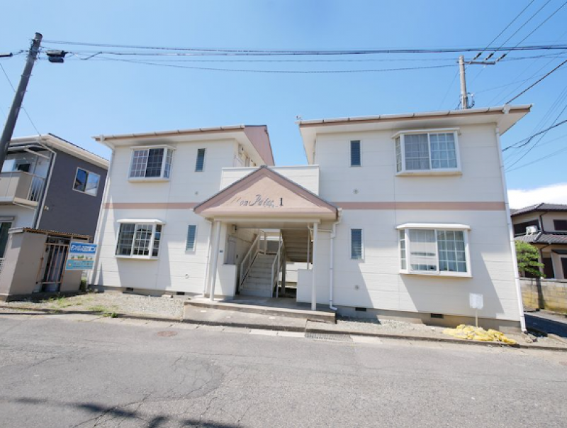 明るい印象の2階建てアパートです