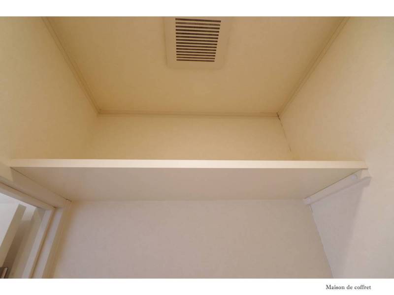 トイレの上部に必需品が置けるシェルフ