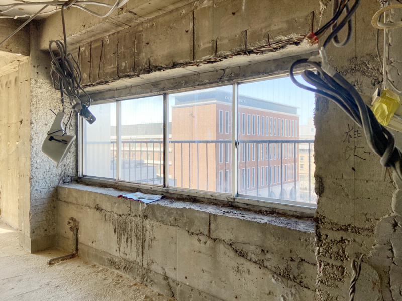 西側の窓からは向かいの中央大学が見えます