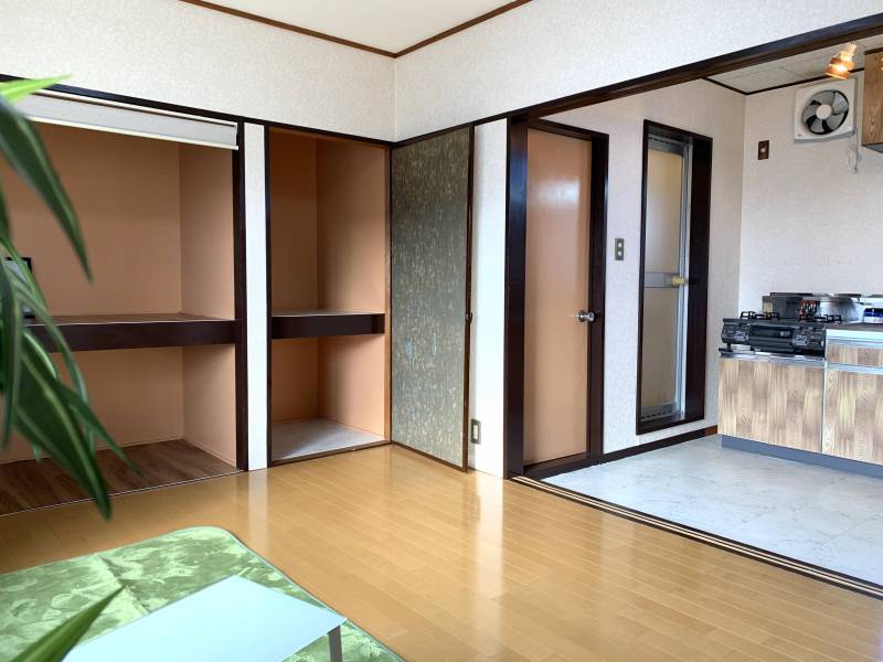 窓からたくさん陽の光が差し込む