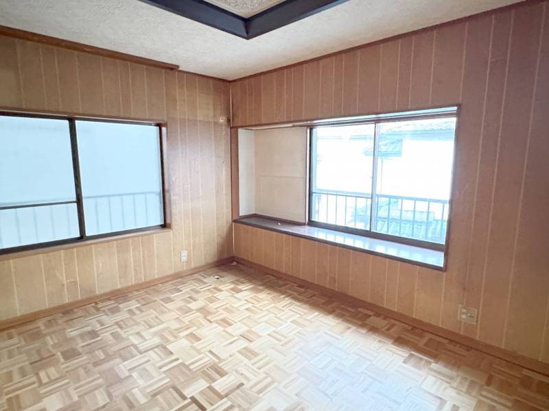 2階の洋室は2面彩光で日当たり良好。