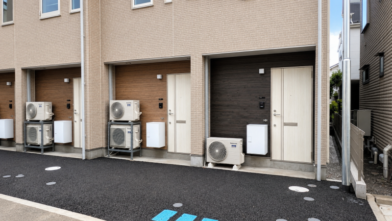 宅配ボックス／ダブルロック／住戸ごとにこだわりの色違い玄関