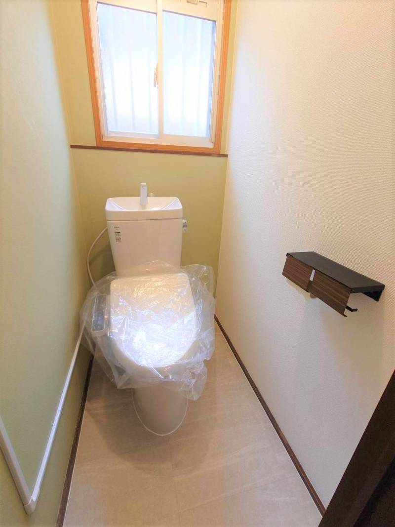 温水洗浄付きトイレです！２連式のかわいいホルダー付き！