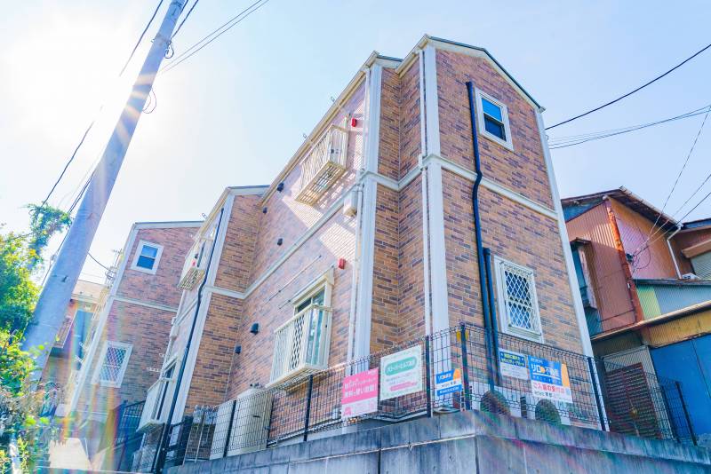 閑静な住宅街に佇む、落ち着いた雰囲気のアパート。