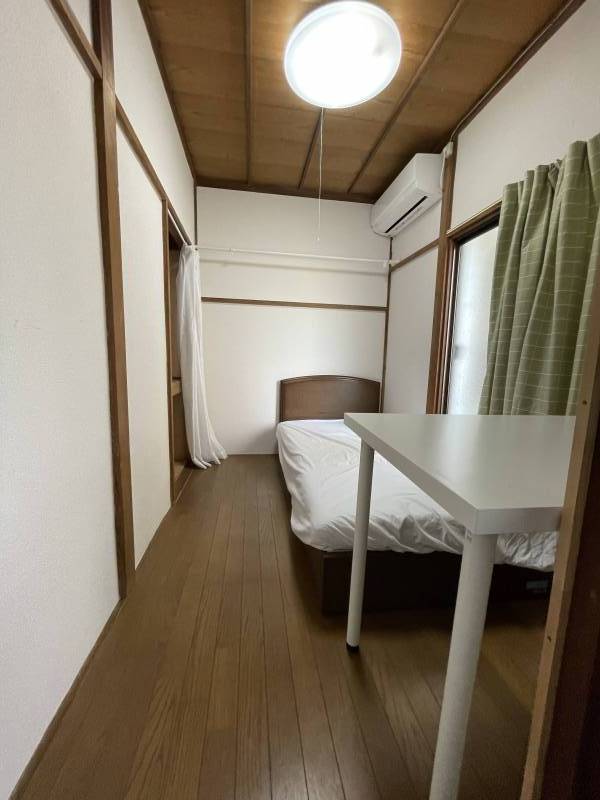 ベッド付きのキレイなお部屋です。