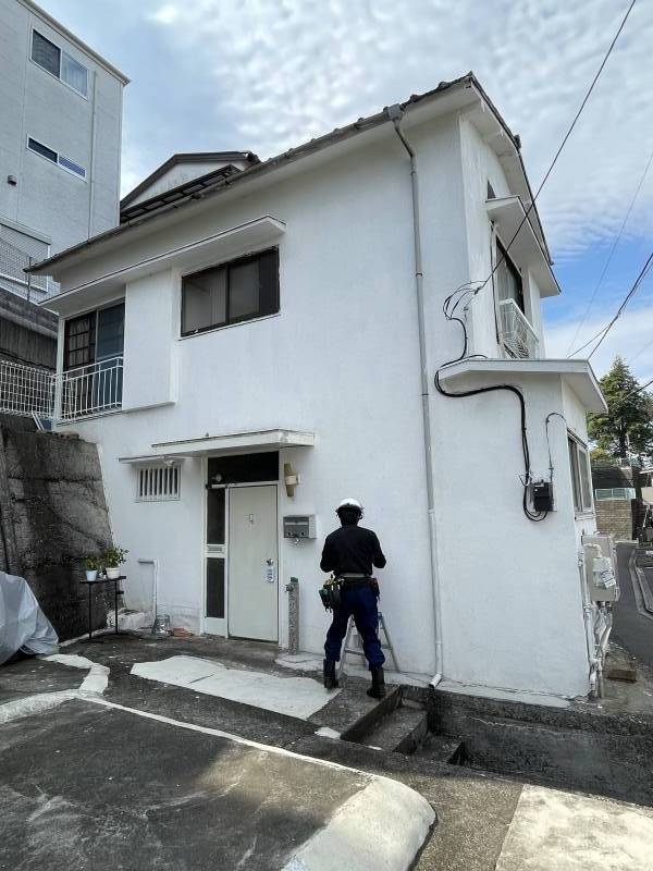 入口は防犯カメラで守られています。