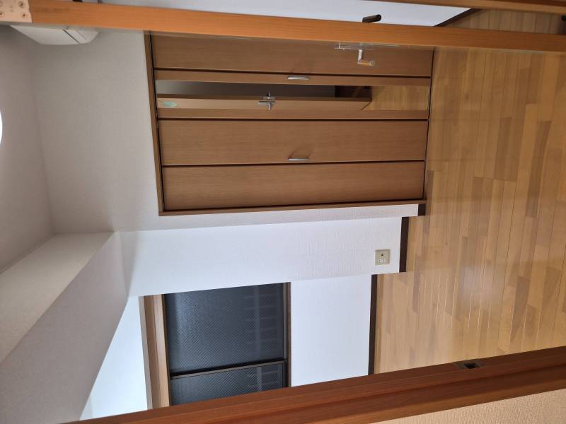 南側の窓です。小さい部屋です。