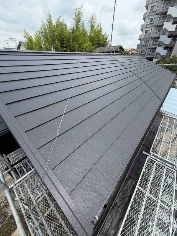 屋根材は断熱材入りのスーパーガルテクトです。