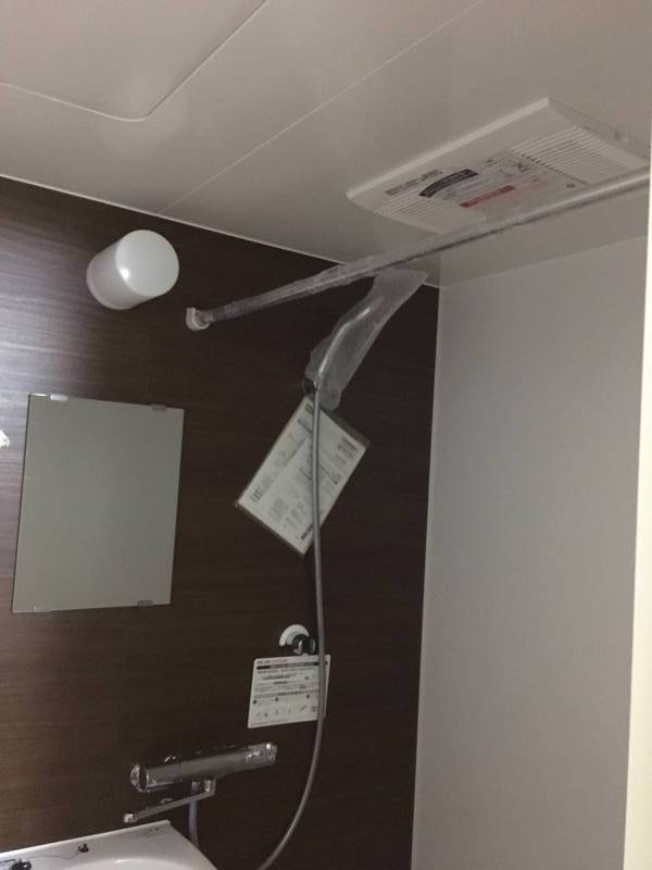 浴室乾燥機付きの新品の浴室で洗濯物も乾きます。