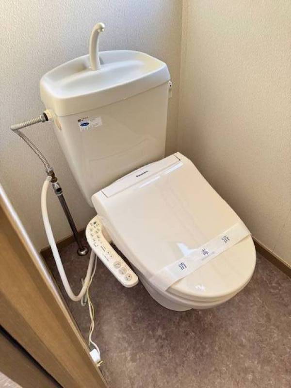 Ｆ103号室北入り口側
コンクリートに塗装しました。