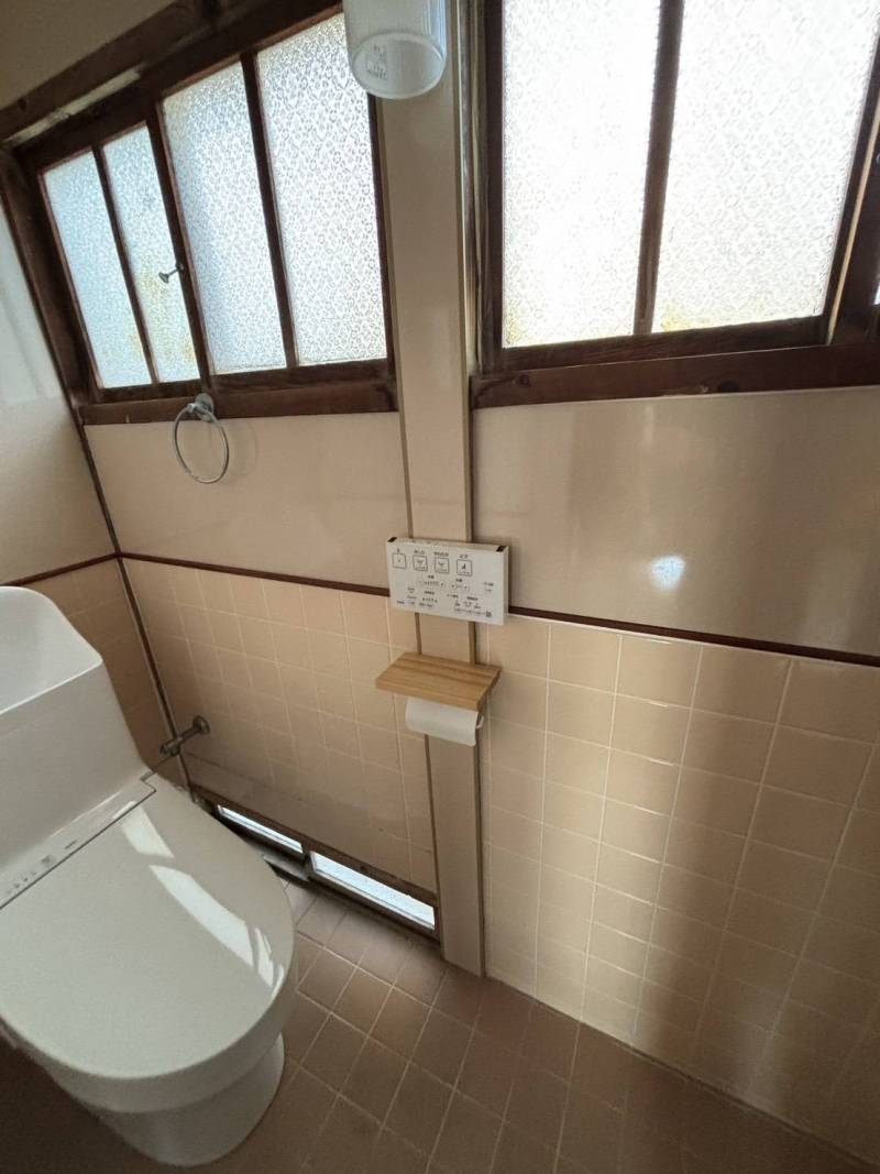 トイレはまるごと新品交換してます。
ホルダーも新品です！