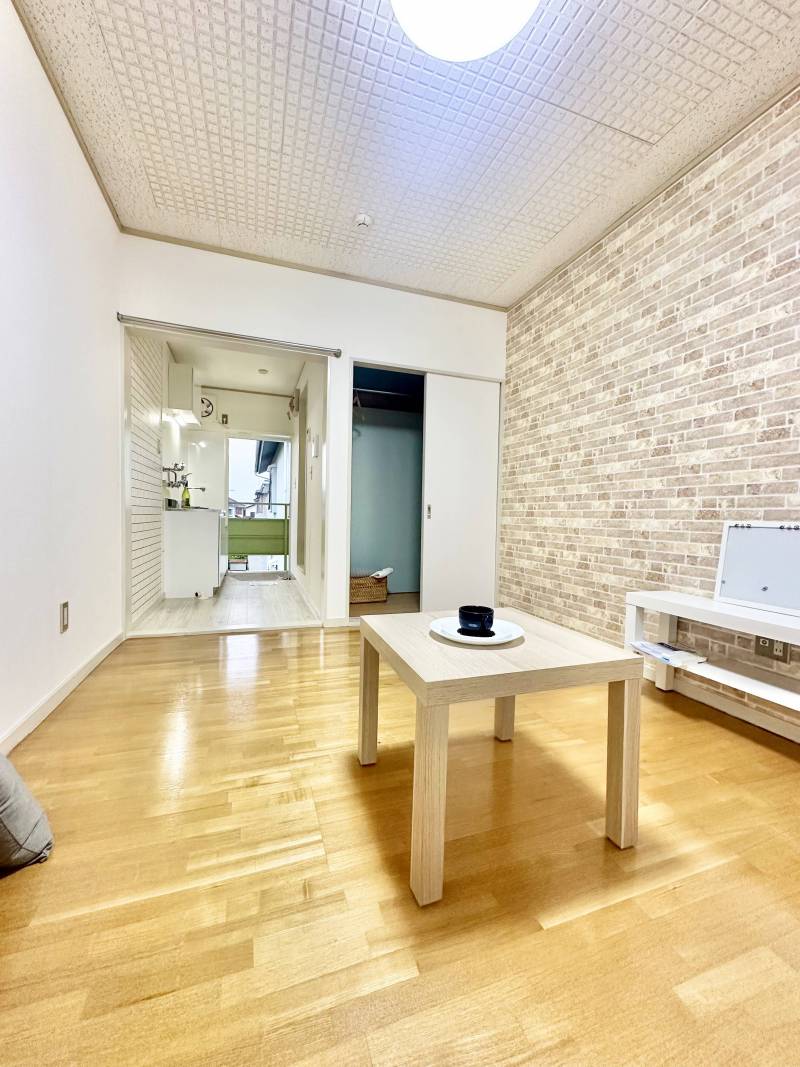 レンガ調の壁紙が素敵なお部屋です
