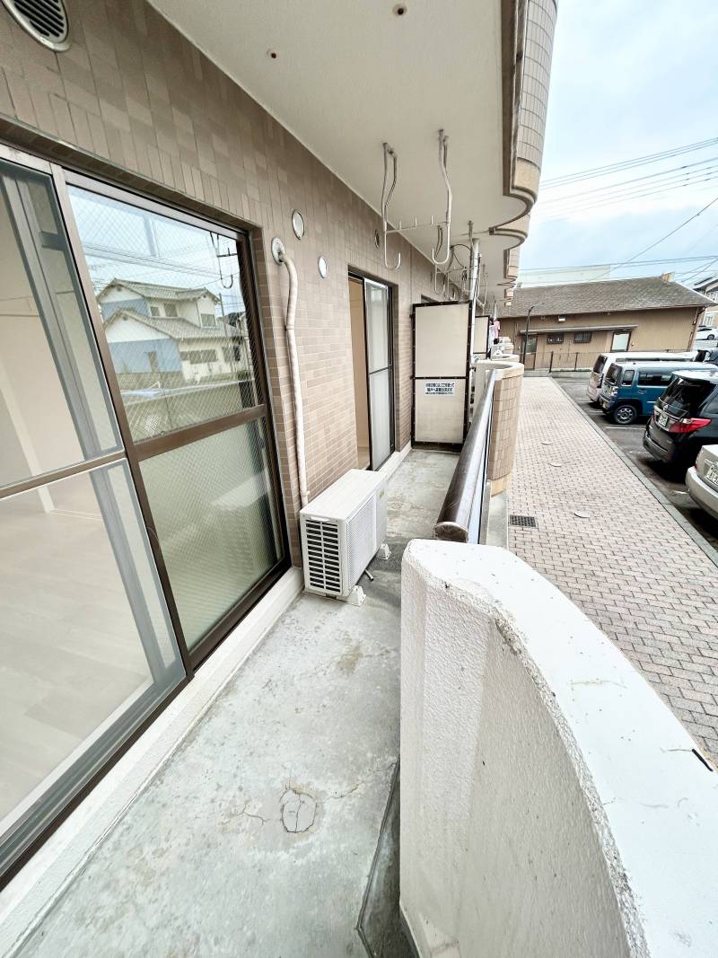 バルコニーも広々で日当たり良好です♪