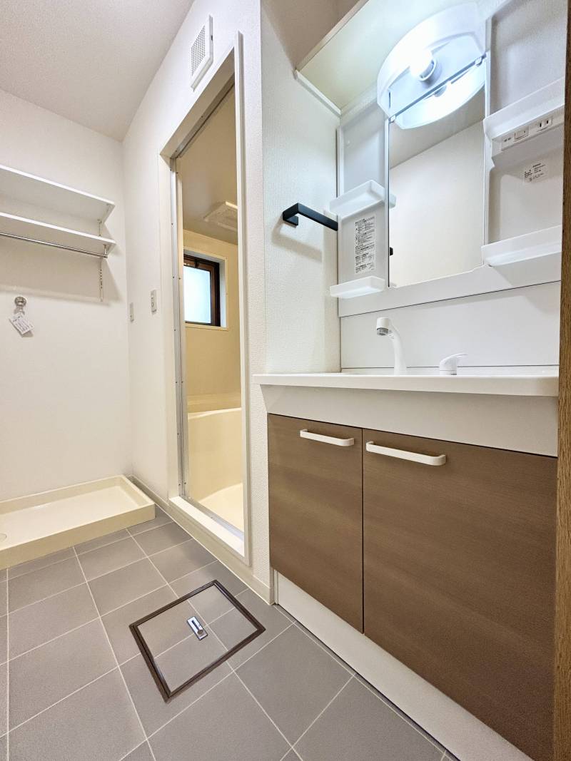 温水もシャワーも使える独立洗面台です♪