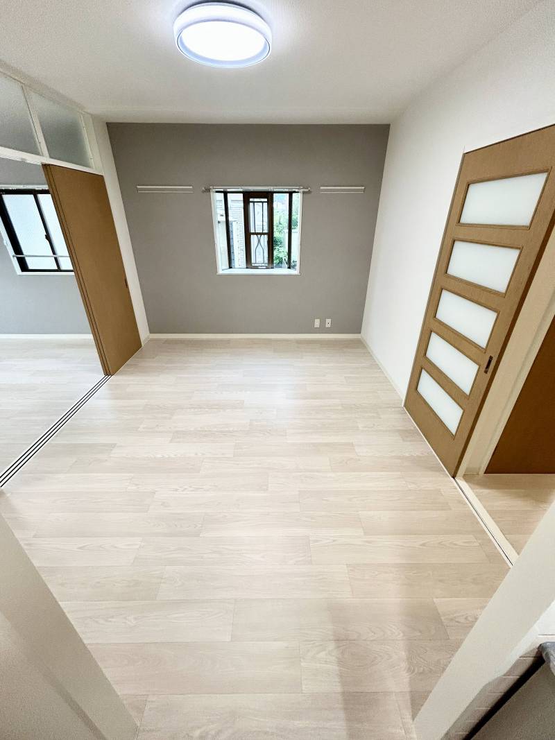 居室には明るい天井照明を設置♪