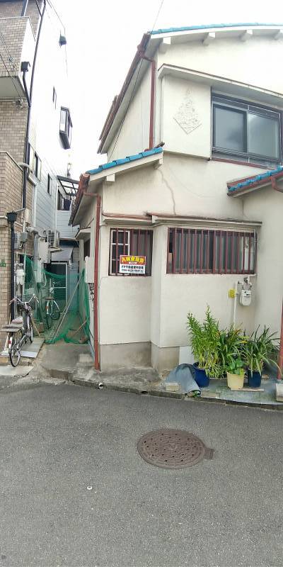 外観の横。通路。自転車とバイクが置けます。