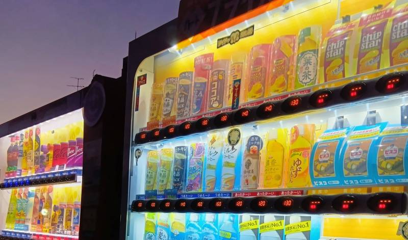 パジャマで！お菓子も買えるレア自販機へ♪