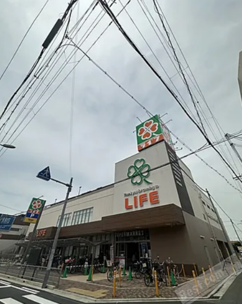 駅近くのスーパーです