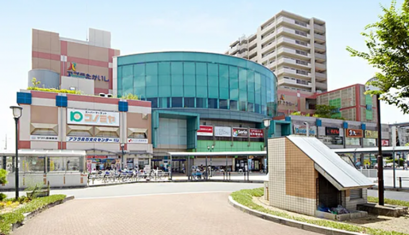 駅前の商業施設です。一通りの生活用品が揃います