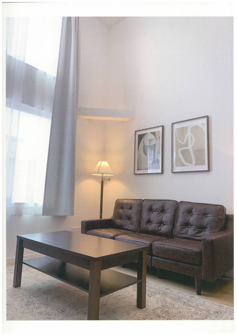 リビングは吹き抜け高天井で開放感のある南向きリビング！