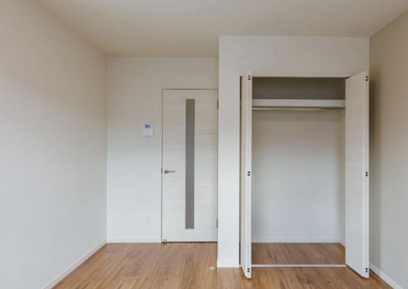 個室入り口ドアとクローゼット。