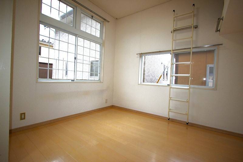 洋室　２面窓で開放感があります