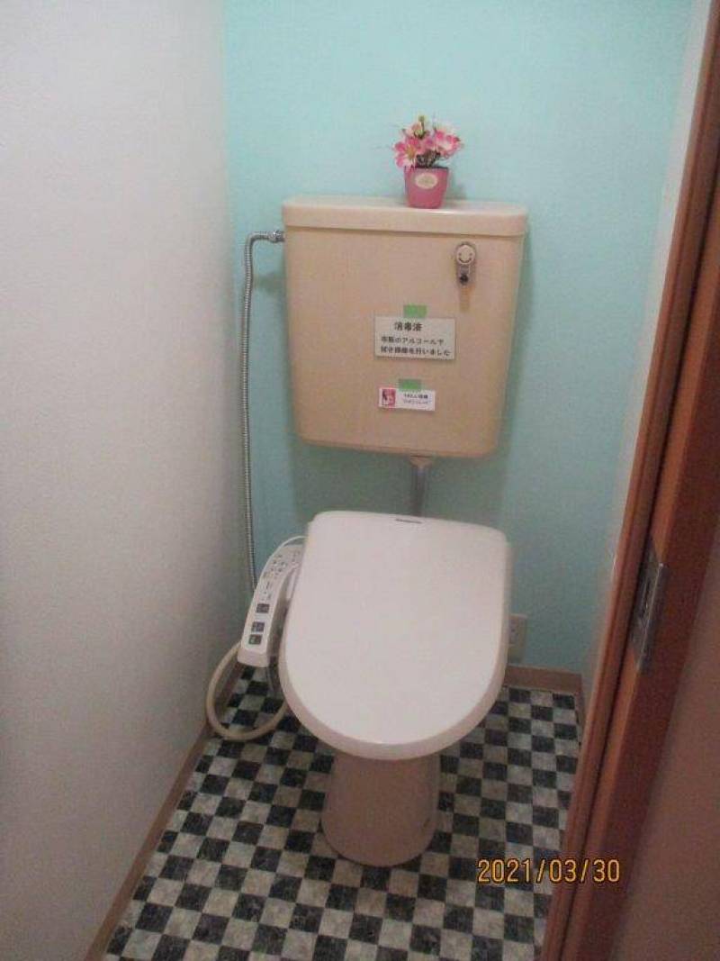 落ち着いた壁の色のトイレ。洗浄便座付きです。