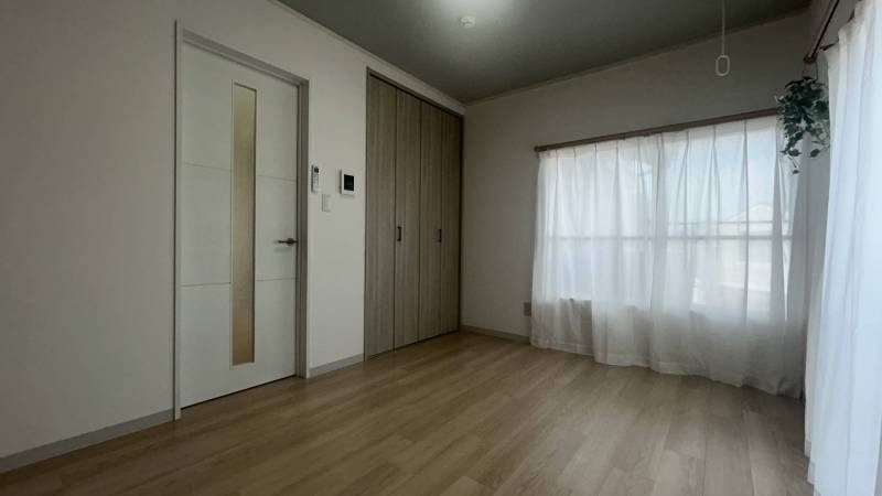 広々洋室。ダブルのカーテンレールも付いています。
