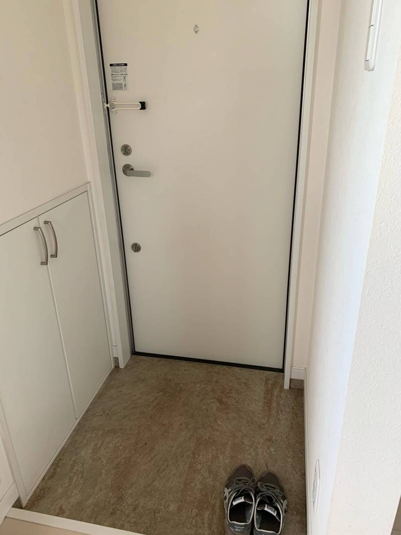 玄関。この部屋は向きが反対になります。