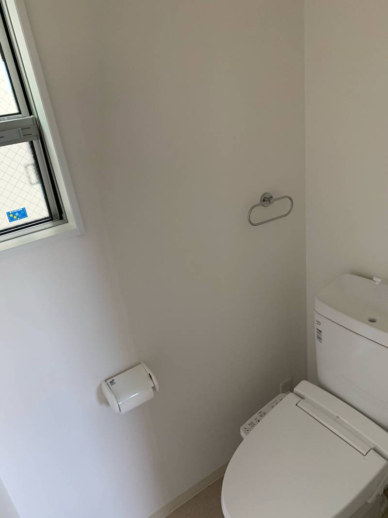 トイレ。窓も付いています。この部屋は向きが反対になります。