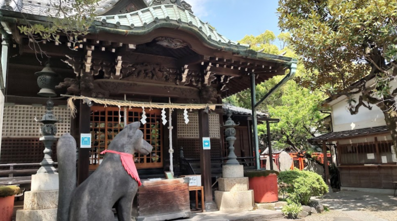 三囲神社はすぐ裏手にあります。