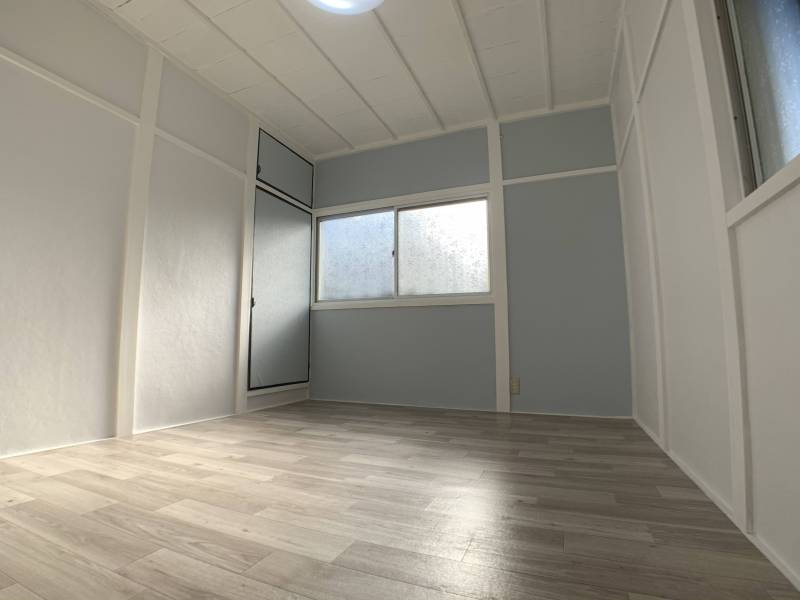 階段を上がって左の洋室になります