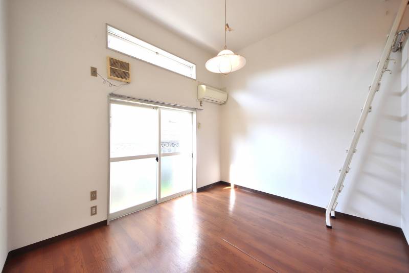 ロフト付きのお部屋になります。