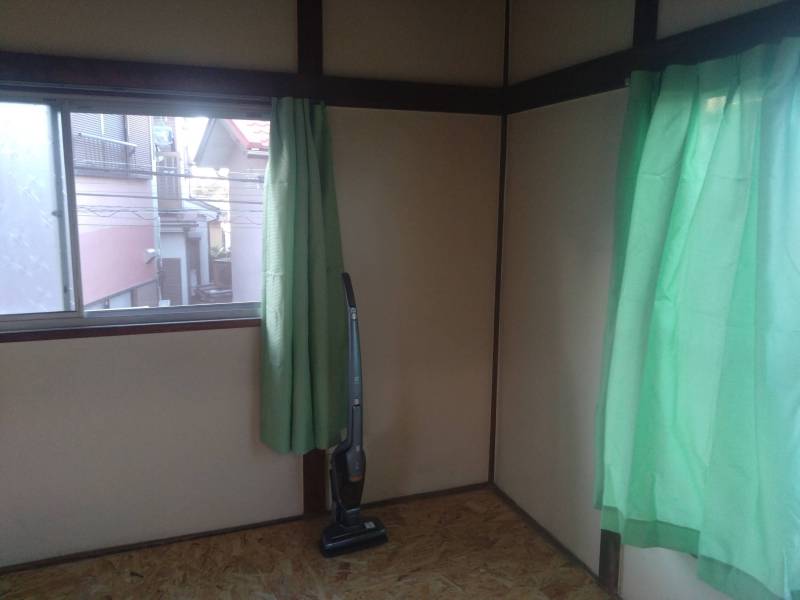２階の北側の板間。カーテン付です。