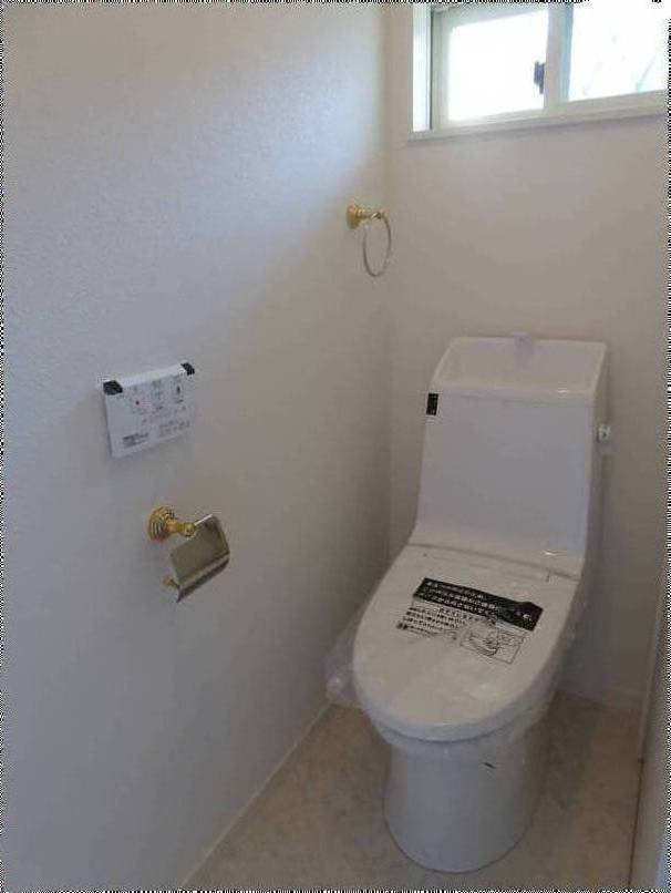 【窓の付いた明るいウオッシュレット付きトイレ】