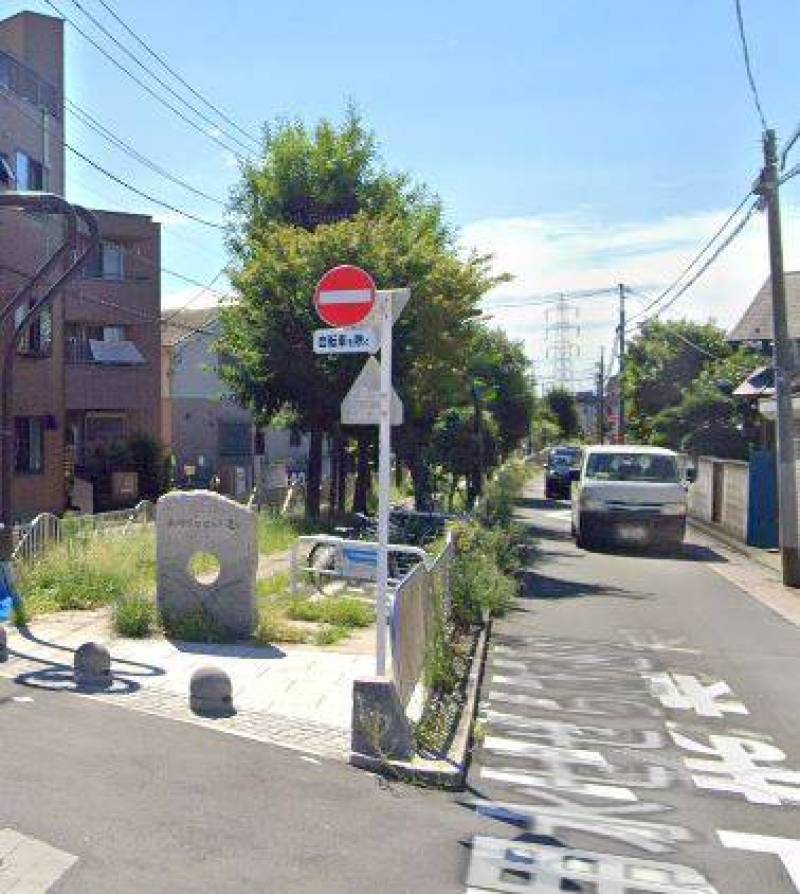 裏手に東用水せせらぎ通りあり、散歩・ランニングに最適です